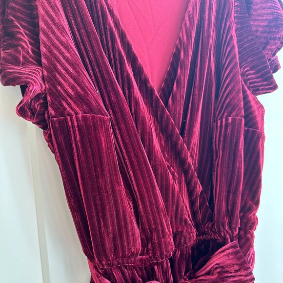 Perfect Holiday Party Dress! - ModCloth Burgundy Ribbed Velvet Midi Dress - Picture 4 of 5